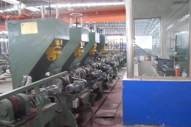 無縫鋼管螺旋前進(jìn)水浸探傷設(shè)備